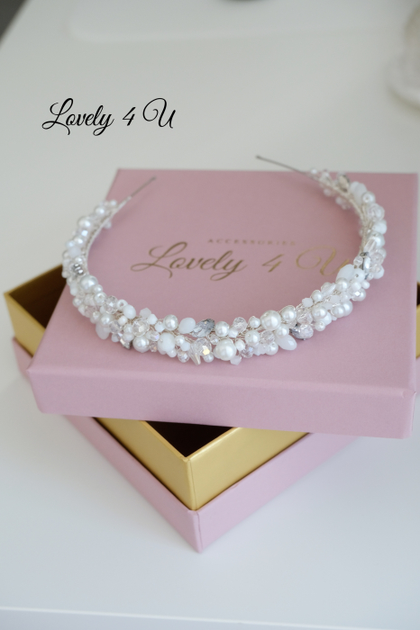 Coronita mireasa cu perle, Coronita Lovely 4 u, BENTITA MIREASA, Coronița ALICE – Accesoriu Handmade Elegant pentru Mirese | LOVELY 4 U ,  Coronița ALICE – Rafinament și Strălucire pentru Ziua Nunții | Lovely 4 U,  Diademă Mireasă ALICE – Coroniță Handmade cu Perle și Cristale,  Coronița ALICE – Accesoriu Mireasă Placat cu Argint 925 | Lovely 4 U,  Coronița de Mireasă ALICE – Eleganță și Stil pentru Evenimente Speciale,  Accesoriu Handmade ALICE – Coroniță de Lux pentru Coafuri Mireasă,  Coronița ALICE – Strălucire și Autenticitate pentru Nunta Ta | Lovely 4 U,DIADEMA FLEXIBILA MIREASA, ACCESORII PAR MIREASA, BENTITA  CU PERLE MIREASA, ACCESORII DE PAR MIREASA, CORONITA MIREASA, CORONITA FLEXIBILA MIREASA, BENTITE MIRESE, ACCESORII NUNTA [17]