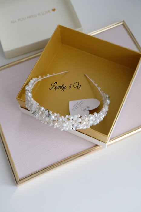 Coronita mireasa cu perle, Coronita Lovely 4 u, BENTITA MIREASA, Coronița ALICE – Accesoriu Handmade Elegant pentru Mirese | LOVELY 4 U ,  Coronița ALICE – Rafinament și Strălucire pentru Ziua Nunții | Lovely 4 U,  Diademă Mireasă ALICE – Coroniță Handmade cu Perle și Cristale,  Coronița ALICE – Accesoriu Mireasă Placat cu Argint 925 | Lovely 4 U,  Coronița de Mireasă ALICE – Eleganță și Stil pentru Evenimente Speciale,  Accesoriu Handmade ALICE – Coroniță de Lux pentru Coafuri Mireasă,  Coronița ALICE – Strălucire și Autenticitate pentru Nunta Ta | Lovely 4 U,DIADEMA FLEXIBILA MIREASA, ACCESORII PAR MIREASA, BENTITA  CU PERLE MIREASA, ACCESORII DE PAR MIREASA, CORONITA MIREASA, CORONITA FLEXIBILA MIREASA, BENTITE MIRESE, ACCESORII NUNTA [20]
