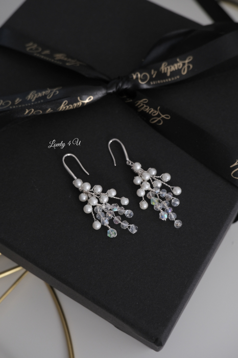 cercei mireasă, cercei lungi cu perle, cercei lungi cu cristale, cercei handmade România, cercei argint 925, cercei placat aur alb, cercei eleganți eveniment, cercei lungi mireasă, cercei cununie civilă, cercei nuntă handmade, cercei cu perle și cristale, cercei mireasă albi, cercei damă eleganți, cercei bridal handmade, bijuterii mireasă România, cercei lungi rafinați, cercei Lovely 4 U, cercei cu torțițe argint, cercei lungi eleganți, [4]
