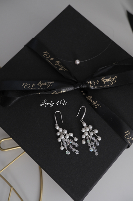 cercei mireasă, cercei lungi cu perle, cercei lungi cu cristale, cercei handmade România, cercei argint 925, cercei placat aur alb, cercei eleganți eveniment, cercei lungi mireasă, cercei cununie civilă, cercei nuntă handmade, cercei cu perle și cristale, cercei mireasă albi, cercei damă eleganți, cercei bridal handmade, bijuterii mireasă România, cercei lungi rafinați, cercei Lovely 4 U, cercei cu torțițe argint, cercei lungi eleganți, [6]