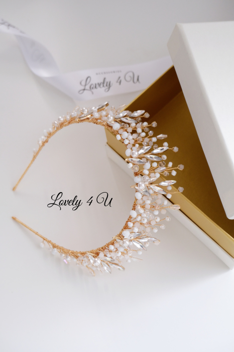 TIARA MIREASA, DIADEMA AURIE MIREASA, Coronița ANITA – Accesoriu Handmade Elegant pentru Mirese, | LOVELY 4 U Coronița ANITA – Eleganță Aurie cu Perle și Cristale Swarovski, Diademă Mireasă ANITA – Coroniță Handmade cu Strălucire Regală, Coronița ANITA – Accesoriu de Lux pentru Mirese, Placat cu Aur, Coronița de Mireasă ANITA – Rafinament și Strălucire pentru Ziua Nunții, ANITA – Coroniță Aurie Handmade, Ideală pentru Mirese Elegante, Accesoriu de Păr ANITA – Coroniță cu Cristale și Perle Swarovski, accesoriu auriu mireasa, accesoriu pentru par, coronita aurie, coronita mireasa, diadema mireasa, tiara cu frunze aurii, TIARA MIREASA, tiara nunta, accesorii LOVELY 4 U, Coronita de lux, mireasa 2024, coronita cu perle mireasa, coroana mireasa, coronita inalta mireasa, coronita premium, coronite de par pentru mirese,ACCESORII PAR MIREASA, CORONITA CU PERLE MIREASA, ACCESORII DE PAR MIREASA, CORONITA MIREASA, CORONITA Swarovski MIREASA, Coronita MIRESE, ACCESORII  SWAROVSKI [9]