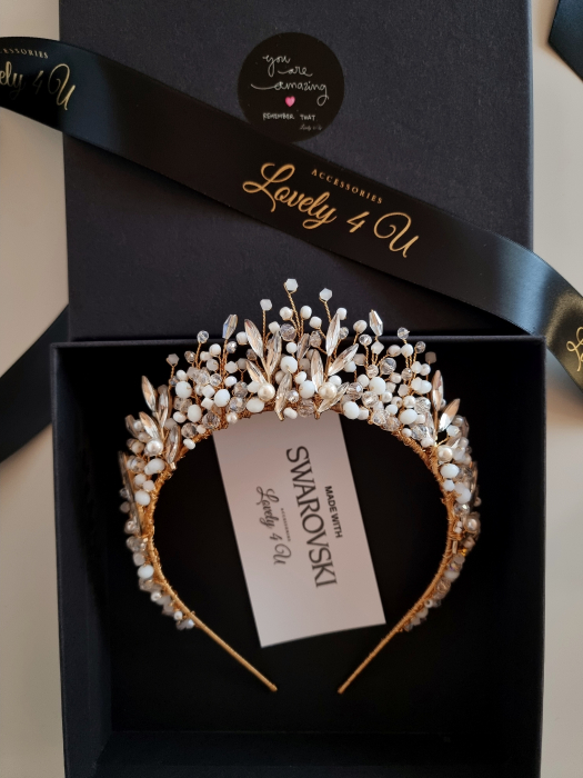 TIARA MIREASA, DIADEMA AURIE MIREASA, Coronița ANITA – Accesoriu Handmade Elegant pentru Mirese, | LOVELY 4 U Coronița ANITA – Eleganță Aurie cu Perle și Cristale Swarovski, Diademă Mireasă ANITA – Coroniță Handmade cu Strălucire Regală, Coronița ANITA – Accesoriu de Lux pentru Mirese, Placat cu Aur, Coronița de Mireasă ANITA – Rafinament și Strălucire pentru Ziua Nunții, ANITA – Coroniță Aurie Handmade, Ideală pentru Mirese Elegante, Accesoriu de Păr ANITA – Coroniță cu Cristale și Perle Swarovski, accesoriu auriu mireasa, accesoriu pentru par, coronita aurie, coronita mireasa, diadema mireasa, tiara cu frunze aurii, TIARA MIREASA, tiara nunta, accesorii LOVELY 4 U, Coronita de lux, mireasa 2024, coronita cu perle mireasa, coroana mireasa, coronita inalta mireasa, coronita premium, coronite de par pentru mirese,ACCESORII PAR MIREASA, CORONITA CU PERLE MIREASA, ACCESORII DE PAR MIREASA, CORONITA MIREASA, CORONITA Swarovski MIREASA, Coronita MIRESE, ACCESORII  SWAROVSKI [2]