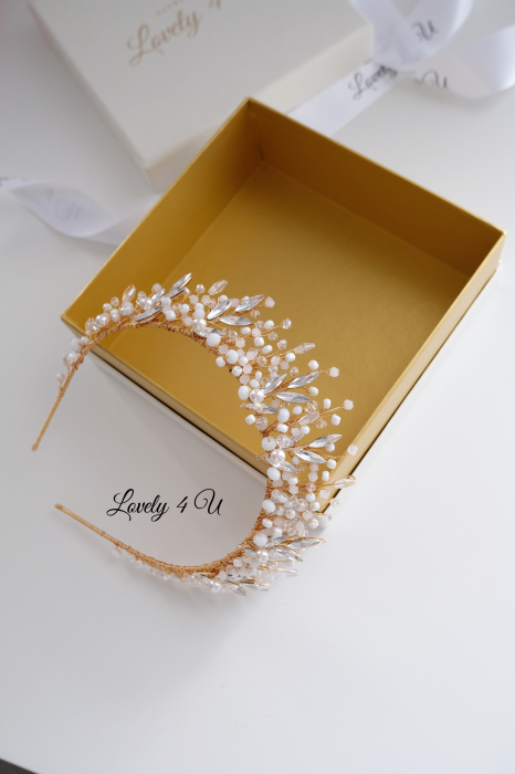 TIARA MIREASA, DIADEMA AURIE MIREASA, Coronița ANITA – Accesoriu Handmade Elegant pentru Mirese, | LOVELY 4 U Coronița ANITA – Eleganță Aurie cu Perle și Cristale Swarovski, Diademă Mireasă ANITA – Coroniță Handmade cu Strălucire Regală, Coronița ANITA – Accesoriu de Lux pentru Mirese, Placat cu Aur, Coronița de Mireasă ANITA – Rafinament și Strălucire pentru Ziua Nunții, ANITA – Coroniță Aurie Handmade, Ideală pentru Mirese Elegante, Accesoriu de Păr ANITA – Coroniță cu Cristale și Perle Swarovski, accesoriu auriu mireasa, accesoriu pentru par, coronita aurie, coronita mireasa, diadema mireasa, tiara cu frunze aurii, TIARA MIREASA, tiara nunta, accesorii LOVELY 4 U, Coronita de lux, mireasa 2024, coronita cu perle mireasa, coroana mireasa, coronita inalta mireasa, coronita premium, coronite de par pentru mirese,ACCESORII PAR MIREASA, CORONITA CU PERLE MIREASA, ACCESORII DE PAR MIREASA, CORONITA MIREASA, CORONITA Swarovski MIREASA, Coronita MIRESE, ACCESORII  SWAROVSKI [30]