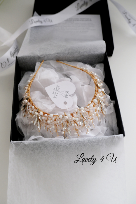 TIARA MIREASA, DIADEMA AURIE MIREASA, Coronița ANITA – Accesoriu Handmade Elegant pentru Mirese, | LOVELY 4 U Coronița ANITA – Eleganță Aurie cu Perle și Cristale Swarovski, Diademă Mireasă ANITA – Coroniță Handmade cu Strălucire Regală, Coronița ANITA – Accesoriu de Lux pentru Mirese, Placat cu Aur, Coronița de Mireasă ANITA – Rafinament și Strălucire pentru Ziua Nunții, ANITA – Coroniță Aurie Handmade, Ideală pentru Mirese Elegante, Accesoriu de Păr ANITA – Coroniță cu Cristale și Perle Swarovski, accesoriu auriu mireasa, accesoriu pentru par, coronita aurie, coronita mireasa, diadema mireasa, tiara cu frunze aurii, TIARA MIREASA, tiara nunta, accesorii LOVELY 4 U, Coronita de lux, mireasa 2024, coronita cu perle mireasa, coroana mireasa, coronita inalta mireasa, coronita premium, coronite de par pentru mirese,ACCESORII PAR MIREASA, CORONITA CU PERLE MIREASA, ACCESORII DE PAR MIREASA, CORONITA MIREASA, CORONITA Swarovski MIREASA, Coronita MIRESE, ACCESORII  SWAROVSKI [3]