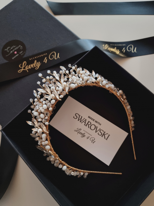 TIARA MIREASA, DIADEMA AURIE MIREASA, Coronița ANITA – Accesoriu Handmade Elegant pentru Mirese, | LOVELY 4 U Coronița ANITA – Eleganță Aurie cu Perle și Cristale Swarovski, Diademă Mireasă ANITA – Coroniță Handmade cu Strălucire Regală, Coronița ANITA – Accesoriu de Lux pentru Mirese, Placat cu Aur, Coronița de Mireasă ANITA – Rafinament și Strălucire pentru Ziua Nunții, ANITA – Coroniță Aurie Handmade, Ideală pentru Mirese Elegante, Accesoriu de Păr ANITA – Coroniță cu Cristale și Perle Swarovski, accesoriu auriu mireasa, accesoriu pentru par, coronita aurie, coronita mireasa, diadema mireasa, tiara cu frunze aurii, TIARA MIREASA, tiara nunta, accesorii LOVELY 4 U, Coronita de lux, mireasa 2024, coronita cu perle mireasa, coroana mireasa, coronita inalta mireasa, coronita premium, coronite de par pentru mirese,ACCESORII PAR MIREASA, CORONITA CU PERLE MIREASA, ACCESORII DE PAR MIREASA, CORONITA MIREASA, CORONITA Swarovski MIREASA, Coronita MIRESE, ACCESORII  SWAROVSKI [5]