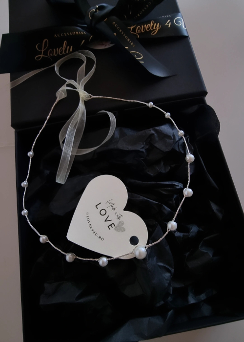 bentiță mireasă, bentiță cu perle, bentiță handmade, accesoriu păr mireasă, bentiță mireasă discretă, bentiță mireasă ivory, bentiță mireasă argint, bentiță mireasă aurie, bentiță mireasă rose-gold, bentiță păr împletituri, bentiță păr coc, bentiță mireasă flexibilă, bentiță personalizată mireasă, accesorii păr nuntă, accesorii păr handmade, bijuterii mireasă România, Lovely 4 U bentiță, bentiță mireasă elegantă, bentiță mireasă simplă, bentiță mireasă rafinată, [3]