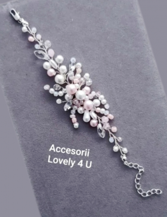 Brățară mireasă Romelia - Eleganță handmade cu perle și cristale    Descoperă brățara handmade Romelia, un accesoriu elegant și rafinat, realizat manual din perle albe și roz, cristale delicate și fir placat cu argint 925. Perfectă pentru mirese, nașe, domnișoare de onoare sau cununii civile. O bijuterie unicat Lovely 4 U, creată cu dragoste și atenție la detalii. [13]