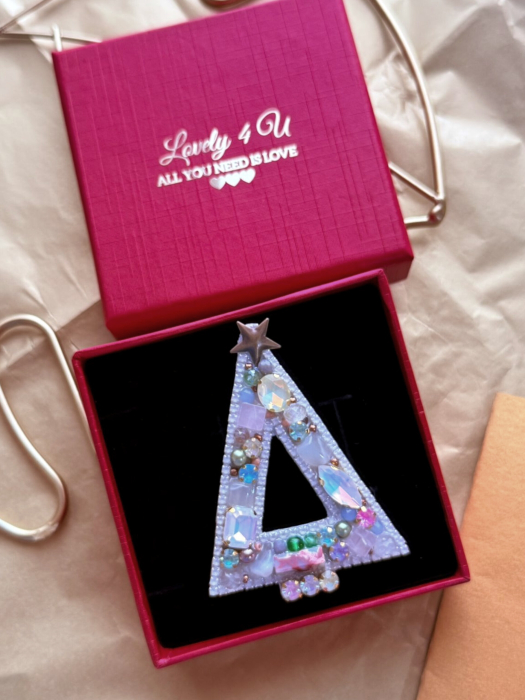 Broșă „MAGICAL CHRISTMAS TREE” – simbol al luminii, iubirii și autenticității - Broșă brad cu pietre semipretioase : jad, piatra lunii, topaz, unakit, cuart roz, jasp - bijuterie handmade unicat [3]