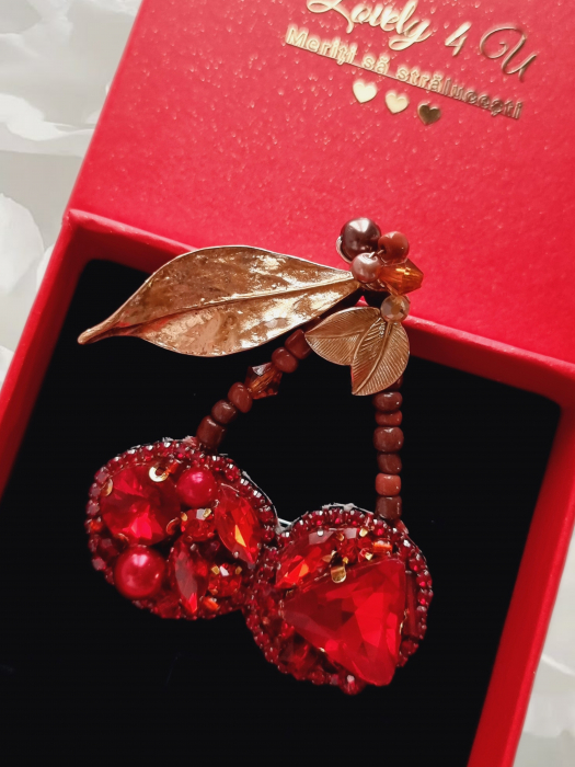 accesorii damă, broșă fashion, bijuterii statement, broșă damă premium, broșă stil clasic, broșă elegantă cu pietre, broșă vintage modernă, broșă pentru ținute elegante, broșă deosebită, bijuterii damă rafinate, broșă talisman, broșă energie pozitivă, broșă roșie, broșă auriu-roșu, broșă cadou pentru femei, broșă aniversare, broșă simbol noroc, broșă damă fashion, broșă romantică., cirese, cireasa , cherry [6]