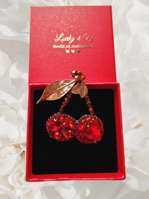 accesorii damă, broșă fashion, bijuterii statement, broșă damă premium, broșă stil clasic, broșă elegantă cu pietre, broșă vintage modernă, broșă pentru ținute elegante, broșă deosebită, bijuterii damă rafinate, broșă talisman, broșă energie pozitivă, broșă roșie, broșă auriu-roșu, broșă cadou pentru femei, broșă aniversare, broșă simbol noroc, broșă damă fashion, broșă romantică., cirese, cireasa , cherry [7]