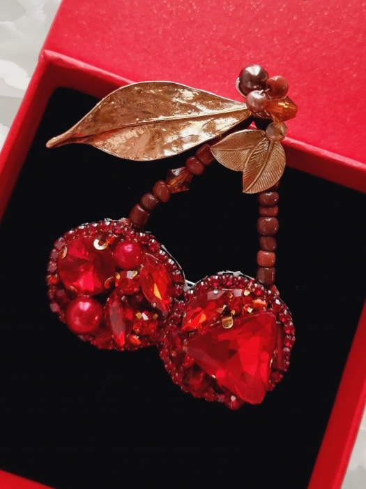 accesorii damă, broșă fashion, bijuterii statement, broșă damă premium, broșă stil clasic, broșă elegantă cu pietre, broșă vintage modernă, broșă pentru ținute elegante, broșă deosebită, bijuterii damă rafinate, broșă talisman, broșă energie pozitivă, broșă roșie, broșă auriu-roșu, broșă cadou pentru femei, broșă aniversare, broșă simbol noroc, broșă damă fashion, broșă romantică., cirese, cireasa , cherry [5]
