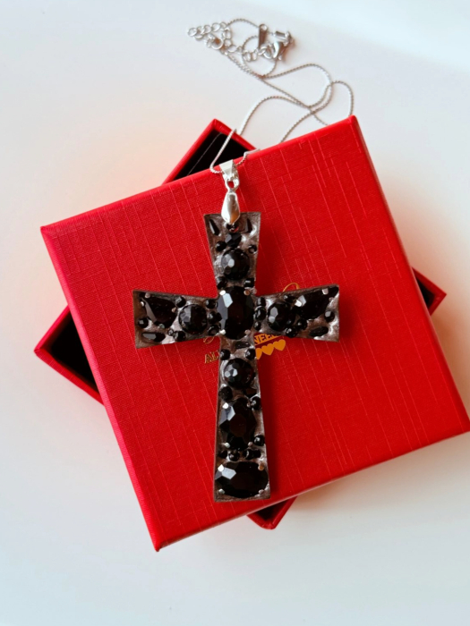 Broșă cruce  cu cristale onix - bijuterii handmade brosa și colier cruce, mesaj pe verso: BELIEVE IN YOURSELF [5]