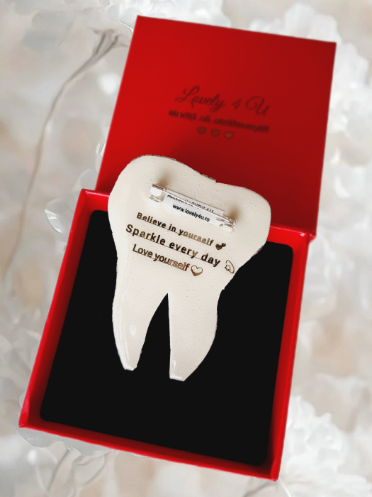 broșă dinte handmade, broșă cu perle albastre, broșă stomatolog, cadou stomatolog femeie, cadou medic dentist, broșă profesie stomatologie, broșă mesaj motivațional, broșă cadou inedit, broșă elegantă cu perle, broșă în formă de dinte, bijuterie simbolică stomatolog, cadou original dentist, bijuterii handmade România, broșe personalizate profesii, broșe unicat Lovely 4 U, broșă cu mesaj Believe in Yourself, broșe cadou pentru femei speciale, accesorii cadou 1 martie, accesorii cadou 8 martie, broșă dinte colorată, broșe cu flori și cristale, cadou dentist femeie, bijuterie simbol profesie, cadou handmade medic stomatolog. [3]