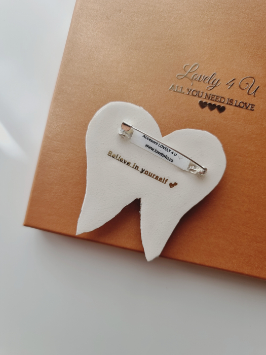 broșă dinte handmade, broșă cu perle albe, broșă stomatolog, cadou stomatolog femeie, cadou medic dentist, broșă profesie stomatologie, broșă mesaj motivațional, broșă cadou inedit, broșă elegantă cu perle, broșă în formă de dinte, bijuterie simbolică stomatolog, cadou original dentist, bijuterii handmade România, broșe personalizate profesii, broșe unicat Lovely 4 U, broșă cu mesaj Believe in Yourself, broșe cadou pentru femei speciale, accesorii cadou 1 martie, accesorii cadou 8 martie, broșă dinte colorată, broșe cu flori și cristale, cadou dentist femeie, bijuterie simbol profesie, cadou handmade medic stomatolog. [4]