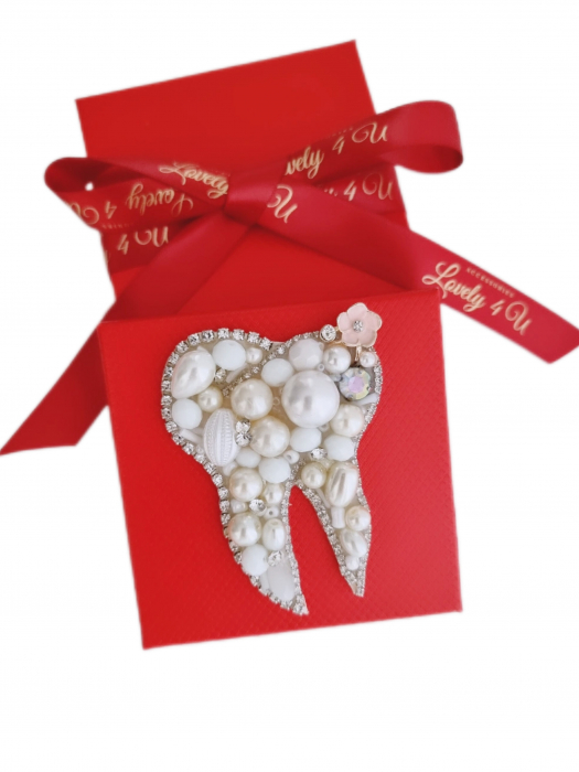 Broșă dințișor, broșă handmade Lovely 4 U, Broșă dinte, Accesorii handmade Lovely 4 U, idei cadou pentru Crăciun, idei cadouri 1 martie, idei cadouri 8 martie, idei cadouri pentru stomatolog, idei cadouri pentru doctor stomatolog, accesorii dinte, accesorii in forma de dinte, Dințișor cu perle handmade, bijuterii dinte [2]