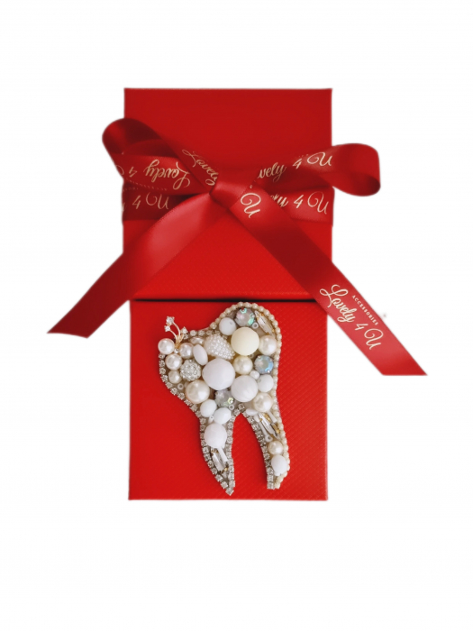 Broșă dințișor, broșă handmade Lovely 4 U, Broșă dinte, Accesorii handmade Lovely 4 U, idei cadou pentru Crăciun, idei cadouri 1 martie, idei cadouri 8 martie, idei cadouri pentru stomatolog, idei cadouri pentru doctor stomatolog, accesorii dinte, accesorii in forma de dinte, Dințișor cu perle handmade, bijuterii dinte [3]