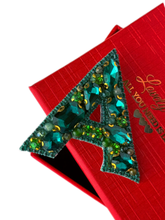 Broșă handmade Litera A – Bijuterie unicat Lovely 4 U cu pietre jad și unakit, perle și cristale, realizată manual în România [3]