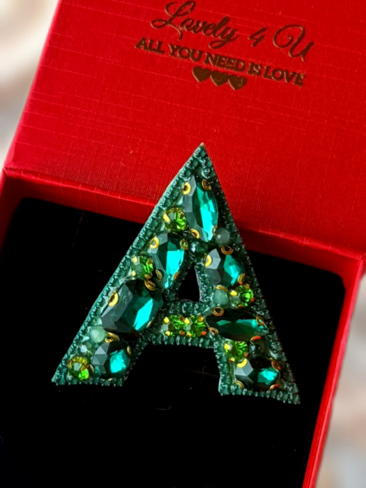 Broșă handmade Litera A – Bijuterie unicat Lovely 4 U cu pietre jad și unakit, perle și cristale, realizată manual în România [5]