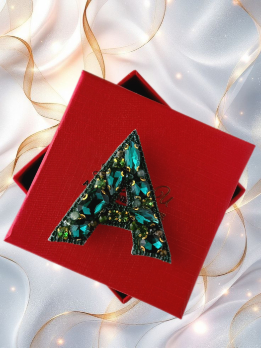 Broșă handmade Litera A – Bijuterie unicat Lovely 4 U cu pietre jad și unakit, perle și cristale, realizată manual în România [4]