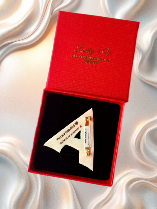 Broșă handmade Litera A – Bijuterie unicat Lovely 4 U cu pietre jad și unakit, perle și cristale, realizată manual în România [7]