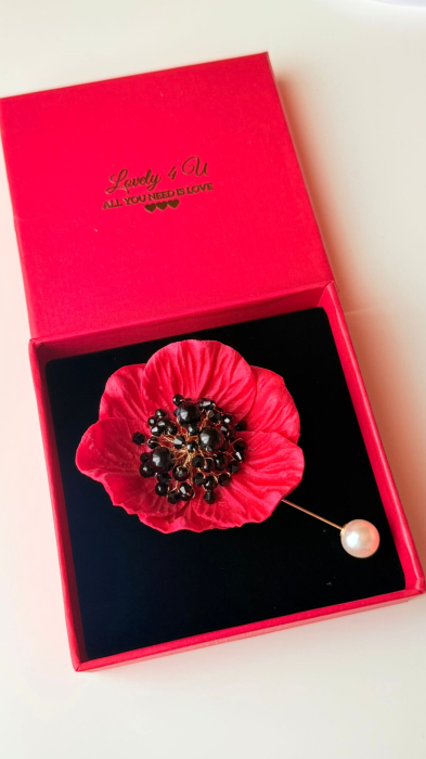 broșă floare mac, broșă mac roșu, broșă handmade mac, broșă floare roșie, broșă unicat handmade, broșă elegantă cu perle, broșă placată cu aur, broșă de ocazie, broșă de cadou, broșă idee cadou femei, broșă roșie pentru rochie, accesoriu floare handmade, broșă florală deosebită, broșă cu flori model unicat, accesorii cu simbol, floare handmade mac, cadou cu semnificație, bijuterii handmade România, broșe de lux handmade, broșă mac simbol feminitate, broșe cadou 8 martie, broșe elegante pentru femei, bijuterie unicat cu poveste, broșă lucrată manual cu perle, accesorii elegante cu flori, broșă decorativă deosebită, accesorii floare mac perle, Lovely 4 U broșă floare, accesorii handmade cu suflet, floare de mac roșu bijuterie, [4]