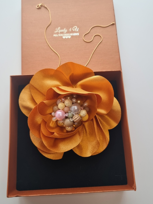 Accesorii LOVELY 4 U, Brosa floare galben textila, Brosa crem floare handmade, Brosa floare neagra, Floare textila mare, ,accesorii camasa, accesorii dama, accesorii elegante, accesorii fashion, accesorii perle, accesoriu de pus la gat, accesoriu elegant, accesoriu fashion. [6]