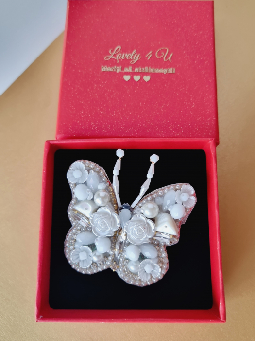 Broșă fluturas cu perle alb - ivory handmade, model unicat, accesorii fluture statement cu mesaj SPARKLE EVERY DAY, You are beautiful, Believe in yourself, fluture realizat in Romania, L 6 cm [5]
