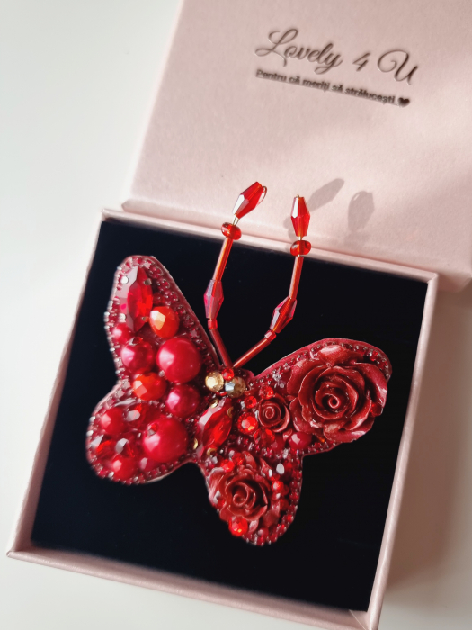 broșă fluture handmade, broșă fluture roșu, broșă elegantă, broșă cu perle, broșă cu cristale, broșă unicat, broșă fashion, broșă statement, bijuterie handmade, broșă cu flori, broșă placată cu aur, broșă femei, cadou elegant, bijuterie unicat, broșă rafinată, broșă cadou, accesorii elegante, accesorii handmade, Lovely 4 U broșe, broșă personalizată, broșă cu mesaj motivațional, bijuterii simbolice, broșă premium, broșă de colecție. [7]