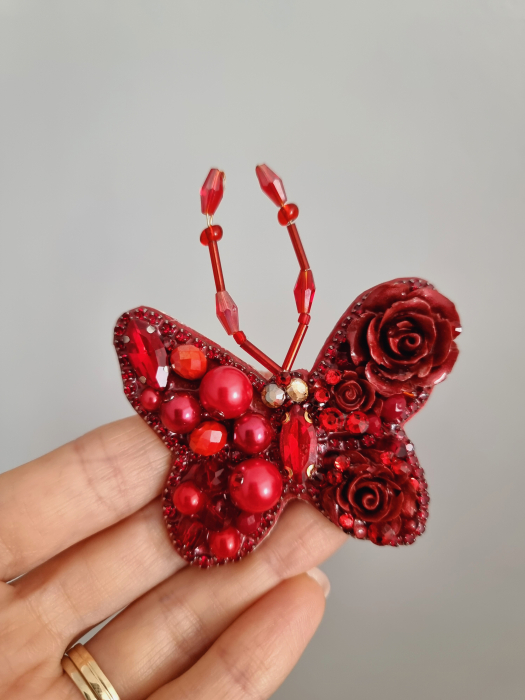 broșă fluture handmade, broșă fluture roșu, broșă elegantă, broșă cu perle, broșă cu cristale, broșă unicat, broșă fashion, broșă statement, bijuterie handmade, broșă cu flori, broșă placată cu aur, broșă femei, cadou elegant, bijuterie unicat, broșă rafinată, broșă cadou, accesorii elegante, accesorii handmade, Lovely 4 U broșe, broșă personalizată, broșă cu mesaj motivațional, bijuterii simbolice, broșă premium, broșă de colecție. [6]