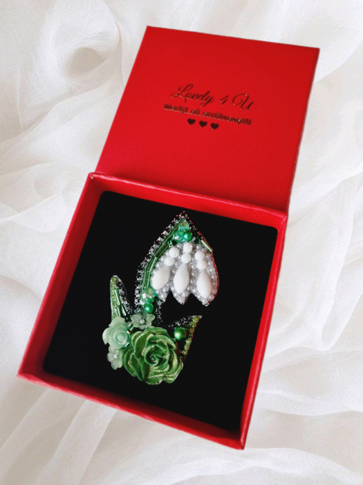 broșă ghiocel, broșă handmade, broșă unicat, broșă ghiocel cu perle, broșă flori handmade, broșă cristale, broșă placată cu aur, broșă elegantă, broșă rafinată, broșă statement, bijuterii ghiocel, broșă ghiocel alb-verde, broșă simbol primăvară, broșă primăvară handmade, accesorii ghiocel, broșă cu mesaj motivațional, broșă unicat handmade, broșă strălucitoare, broșă premium, broșă delicatețe florală, broșă stil clasic, broșă lux, broșă bijuterie, broșă cadou, broșă ghiocel pentru 1 Martie, broșă simbol renaștere, accesorii delicate, broșă personalizată, [3]