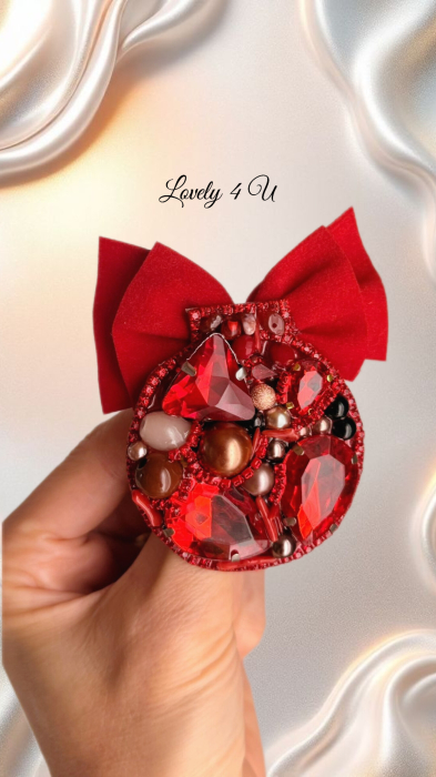 Broșă glob de crăciun - broșă model unicat handmade cu cristale , perle, pietre:coral, unakit, pietre, cameol și mesaj de încurajare, idei cadou [6]