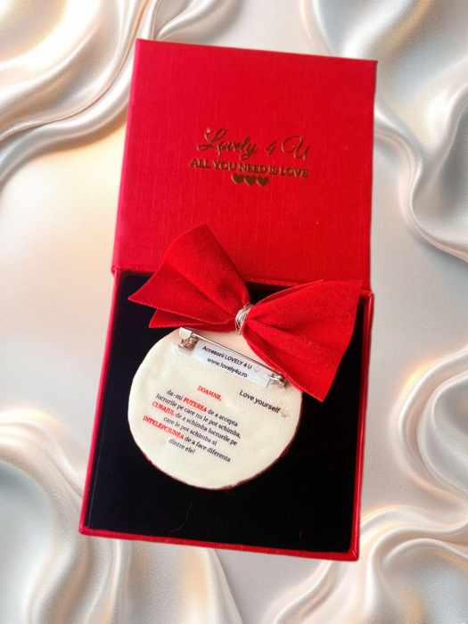 Broșă glob de crăciun - broșă model unicat handmade cu cristale , perle, pietre:coral, unakit, pietre, cameol și mesaj de încurajare, idei cadou [5]