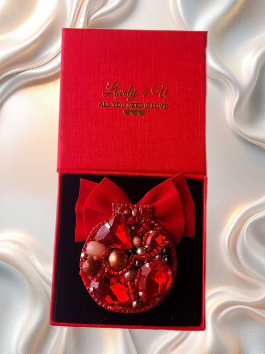 Broșă glob de crăciun - broșă model unicat handmade cu cristale , perle, pietre:coral, unakit, pietre, cameol și mesaj de încurajare, idei cadou [3]