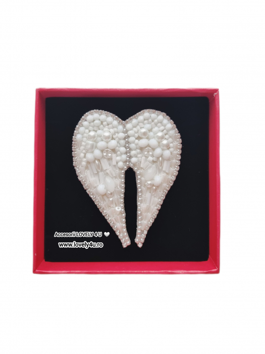 broșă îngeraș, broșă aripi, broșă handmade, broșă cu perle, broșă unicat, cadou femei, cadou special, broșă elegantă, broșă cu mesaj, bijuterii handmade, broșă cu cristale, accesorii damă, broșă cu pietre, broșă statement, bijuterii cu sens, bijuterii cu mesaj, cadou emoționant, bijuterii personalizate, accesorii cu simbol, broșe de colecție, idei cadou femei, bijuterii cu suflet, handmade România, broșă spirituală, broșă motivațională, accesorii unice, broșe Lovely 4 U, broșă pentru eveniment, broșă cadou aniversare, broșă cu aripi, broșă îngeraș Lovely 4 U, [2]