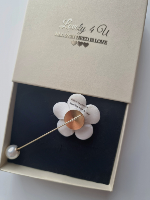 Broșă handmade floare cu perlă, ODRIDA - brosa elegantă cu perle ,  cristale biconice Swarovski, mesaj motivațional pe verso : Believe in yourself, Sparkle every day [3]