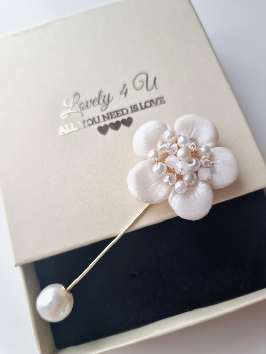 Broșă handmade floare cu perlă, ODRIDA - brosa elegantă cu perle ,  cristale biconice Swarovski, mesaj motivațional pe verso : Believe in yourself, Sparkle every day [2]