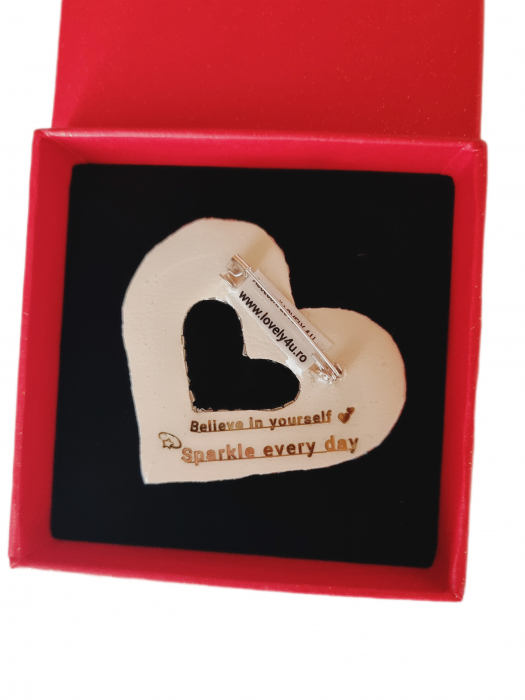 bijuterii elegante, cadou simbolic, broșă versatilă, broșă inimă cu energie pozitivă, broșă talisman, broșă specială, bijuterii cu mesaj motivațional, broșă statement cu pietre, broșă inimă Lovely 4 U, broșă inspirațională, broșă inimă de lux cu cristale, broșă artizanală, broșă cu perle și cristale, bijuterii damă, bijuterii rafinate, accesorii statement, cadouri elegante pentru femei. [5]