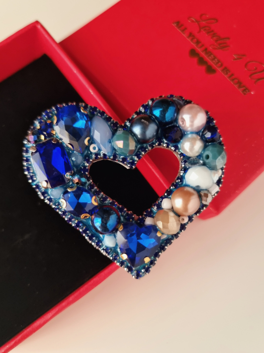 bijuterii elegante, cadou simbolic, broșă versatilă, broșă inimă cu energie pozitivă, broșă talisman, broșă specială, bijuterii cu mesaj motivațional, broșă statement cu pietre, broșă inimă Lovely 4 U, broșă inspirațională, broșă inimă de lux cu cristale, broșă artizanală, broșă cu perle și cristale, bijuterii damă, bijuterii rafinate, accesorii statement, cadouri elegante pentru femei. [3]