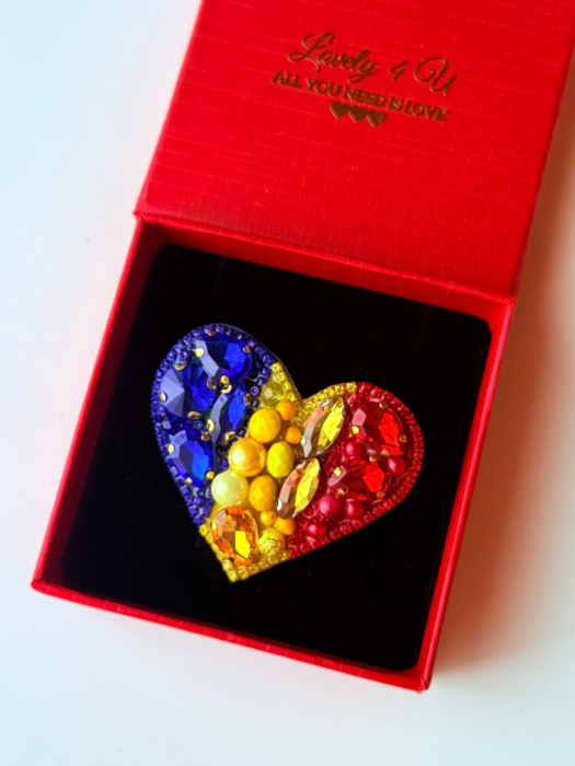 Broșă inimă tricoloră - Idei cadou 1 Decembrie, accesoriu tricolor, insigna steagul romaniei, bijuterii steagul romaniei, set accesorii tricolore steagul romaniei, cercei ,  Set broșă și colier - bijuterii tricolor steagul romaniei, ziua nationala a romaniei, 1 decembrie, cadou 1 decembrie, cadou pentru doamne 1 decembrie, idei cadouri ziua nationala a romananiei, accesorii lovely 4 u, 1 decembrie accesorii [2]