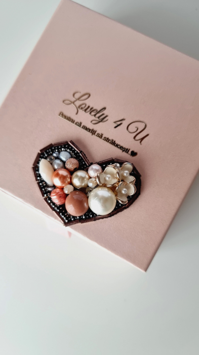 BROSA INIMIOARA,  ACCESORII INIMIOARA, Accesorii inimă Swarovski - Brosa  UNICAT handmade cu perle Swarovski, perle naturale, cristale,briolete, pietricele, mărgele, Broșa mesaj motivațional YOU ARE AMAZING, idei cadou pentru ea, broșă realizată în,Brosa inima, bijuterii inimioara, Accesorii LOVELY 4 U, CADOU MARTIE, CADOU SPECIAL, CADOU PENTRU EA, ACCESORII 2024, BIJUTERII DE LUX, CADOU SPECIAL, CADOU MAMA, [5]