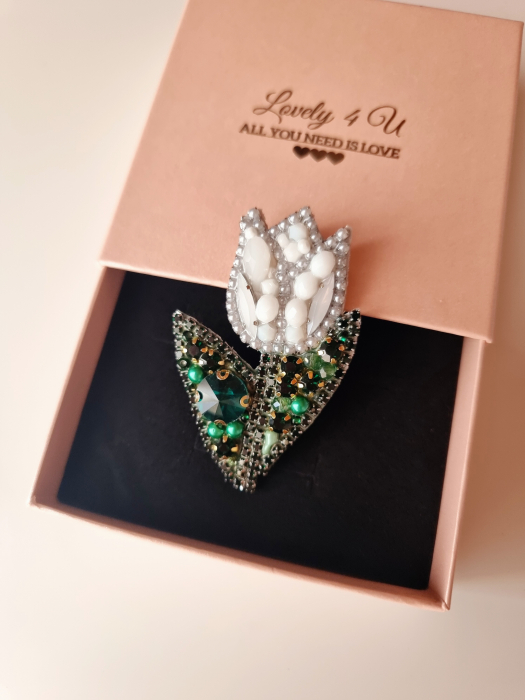 broșă lalea albă, broșă handmade, broșă unicat, broșă cu lalea, broșă cu perle, broșă cu cristale, broșă cu pietricele, bijuterii handmade, bijuterii elegante, accesorii fashion, broșă rafinată, broșă florală, broșă statement, broșă cu mesaj, broșă premium, cadou pentru femei, cadou 1 martie, cadou 8 martie, bijuterie de colecție, accesorii handmade, broșă lucrată manual, broșă România, accesorii deosebite, bijuterii personalizate, accesorii vestimentare, cadou elegant, broșă specială, accesorii de lux, broșă sofisticată, mărțișor elegant, bijuterii romantice, broșă fashion, broșă simbol, accesorii premium, cadou inspirat, broșă feminină, bijuterii rafinate, broșă Lovely 4 U. [2]