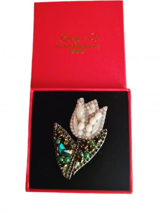 broșă lalea albă, broșă handmade, broșă unicat, broșă cu lalea, broșă cu perle, broșă cu cristale, broșă cu pietricele, bijuterii handmade, bijuterii elegante, accesorii fashion, broșă rafinată, broșă florală, broșă statement, broșă cu mesaj, broșă premium, cadou pentru femei, cadou 1 martie, cadou 8 martie, bijuterie de colecție, accesorii handmade, broșă lucrată manual, broșă România, accesorii deosebite, bijuterii personalizate, accesorii vestimentare, cadou elegant, broșă specială, accesorii de lux, broșă sofisticată, mărțișor elegant, bijuterii romantice, broșă fashion, broșă simbol, accesorii premium, cadou inspirat, broșă feminină, bijuterii rafinate, broșă Lovely 4 U. [4]