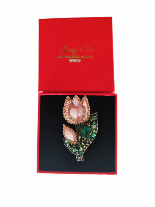 broșă lalea roz, broșă handmade, broșă unicat, broșă cu lalea, broșă cu perle, broșă cu cristale, broșă cu pietricele, bijuterii handmade, bijuterii elegante, accesorii fashion, broșă rafinată, broșă florală, broșă statement, broșă cu mesaj, broșă premium, cadou pentru femei, cadou 1 martie, cadou 8 martie, bijuterie de colecție, accesorii handmade, broșă lucrată manual, broșă România, accesorii deosebite, bijuterii personalizate, accesorii vestimentare, cadou elegant, broșă specială, accesorii de lux, broșă sofisticată, mărțișor elegant, bijuterii romantice, broșă fashion, broșă simbol, accesorii premium, cadou inspirat, broșă feminină, bijuterii rafinate, broșă Lovely 4 U. [3]