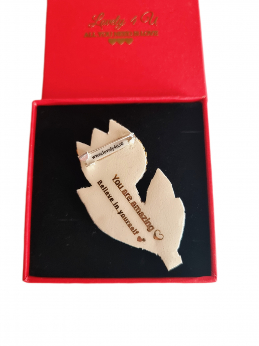 broșă lalea roz, broșă handmade, broșă unicat, broșă cu lalea, broșă cu perle, broșă cu cristale, broșă cu pietricele, bijuterii handmade, bijuterii elegante, accesorii fashion, broșă rafinată, broșă florală, broșă statement, broșă cu mesaj, broșă premium, cadou pentru femei, cadou 1 martie, cadou 8 martie, bijuterie de colecție, accesorii handmade, broșă lucrată manual, broșă România, accesorii deosebite, bijuterii personalizate, accesorii vestimentare, cadou elegant, broșă specială, accesorii de lux, broșă sofisticată, mărțișor elegant, bijuterii romantice, broșă fashion, broșă simbol, accesorii premium, cadou inspirat, broșă feminină, bijuterii rafinate, broșă Lovely 4 U. [5]