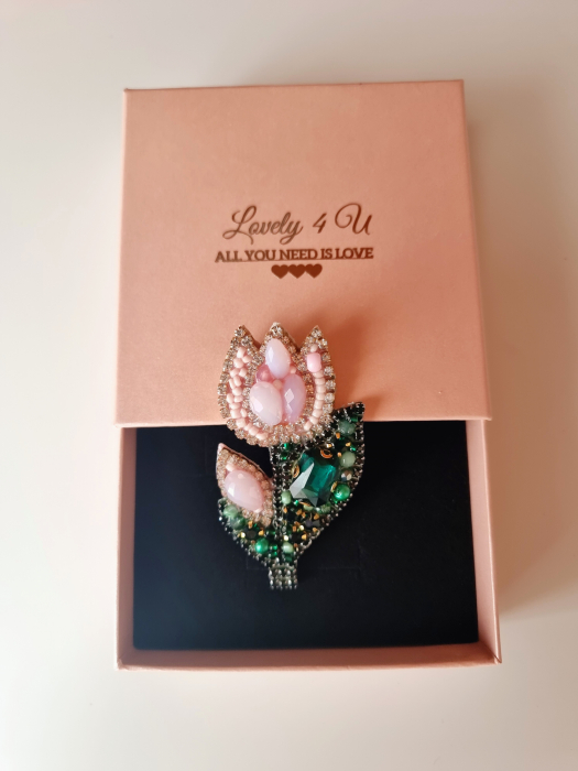 broșă lalea roz, broșă handmade, broșă unicat, broșă cu lalea, broșă cu perle, broșă cu cristale, broșă cu pietricele, bijuterii handmade, bijuterii elegante, accesorii fashion, broșă rafinată, broșă florală, broșă statement, broșă cu mesaj, broșă premium, cadou pentru femei, cadou 1 martie, cadou 8 martie, bijuterie de colecție, accesorii handmade, broșă lucrată manual, broșă România, accesorii deosebite, bijuterii personalizate, accesorii vestimentare, cadou elegant, broșă specială, accesorii de lux, broșă sofisticată, mărțișor elegant, bijuterii romantice, broșă fashion, broșă simbol, accesorii premium, cadou inspirat, broșă feminină, bijuterii rafinate, broșă Lovely 4 U. [2]