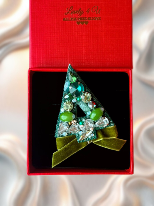 Broșă LOVELY CHRISTMAS TREE - brosa eleganta handmade cu pietre semiprețioase jad, unakit, pietre, cristale- idei cadou unicat, mesaj pe verso : RADIEZI LUMINA SI FRUMUSETE, IN TINE STA TOATA  MAGIA [4]