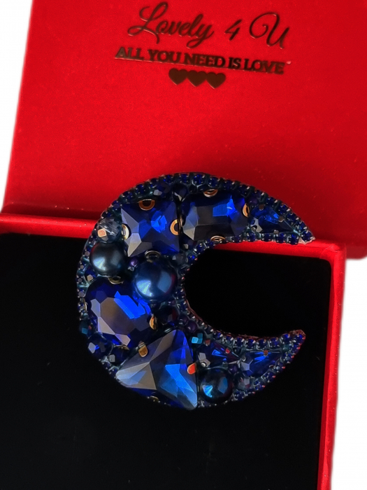 broșă lună cu cristale, cadou pentru femei, bijuterii elegante, cadou simbolic, broșă versatilă, broșă cu energie pozitivă, broșă talisman, broșă specială, bijuterii cu mesaj motivațional, broșă statement cu pietre, broșă cu design exclusivist, bijuterii Lovely 4 U, broșă inspirațională, broșă de lux cu cristale, broșă albastra cu pietre prețioase, broșă artizanală. [6]