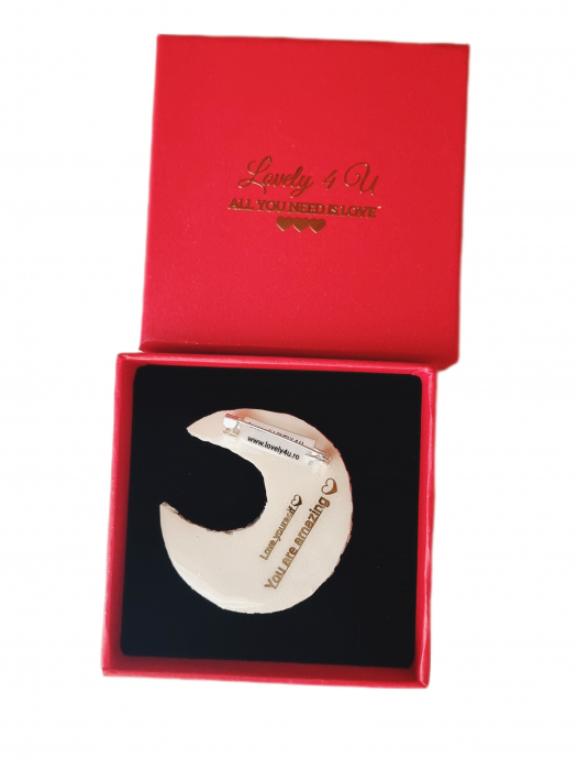 broșă lună cu cristale, cadou pentru femei, bijuterii elegante, cadou simbolic, broșă versatilă, broșă cu energie pozitivă, broșă talisman, broșă specială, bijuterii cu mesaj motivațional, broșă statement cu pietre, broșă cu design exclusivist, bijuterii Lovely 4 U, broșă inspirațională, broșă de lux cu cristale, broșă albastra cu pietre prețioase, broșă artizanală. [4]