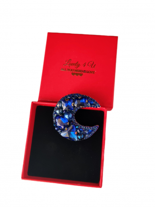 broșă lună cu cristale, cadou pentru femei, bijuterii elegante, cadou simbolic, broșă versatilă, broșă cu energie pozitivă, broșă talisman, broșă specială, bijuterii cu mesaj motivațional, broșă statement cu pietre, broșă cu design exclusivist, bijuterii Lovely 4 U, broșă inspirațională, broșă de lux cu cristale, broșă albastra cu pietre prețioase, broșă artizanală. [5]