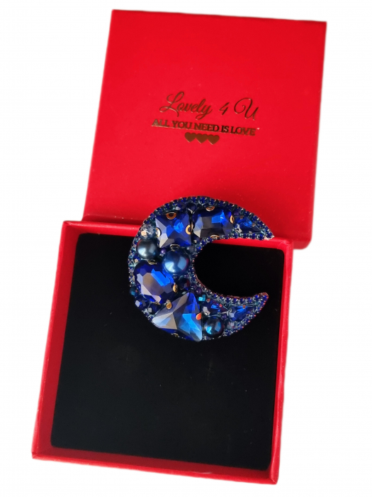 broșă lună cu cristale, cadou pentru femei, bijuterii elegante, cadou simbolic, broșă versatilă, broșă cu energie pozitivă, broșă talisman, broșă specială, bijuterii cu mesaj motivațional, broșă statement cu pietre, broșă cu design exclusivist, bijuterii Lovely 4 U, broșă inspirațională, broșă de lux cu cristale, broșă albastra cu pietre prețioase, broșă artizanală. [7]